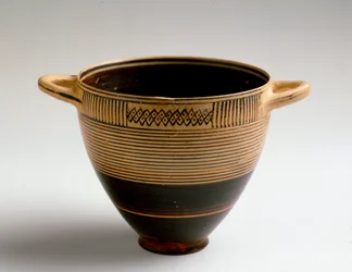 Arte fenicia: coppa tipo Kotyl in argilla dipinta. Da Lauritia (Almuñécar in Spagna) Dim. 8x9,2 cm Granada, museo archeologico