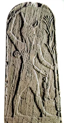 Arte fenicia: stele di calcare del dio Baal con fulmine. (Dio guerriero che protegge il re) Scultura del XIX o XVIII secolo a.C. Da Ras Shamra (Ugarit) Parigi, Museo del Louvre