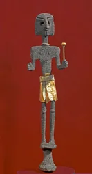 Arte fenicia: statuetta di una divinità in argento e oro. XX o XIX secolo a.C. Da Ras Shamra (Ugarit). Altezza 28 cm. Museo Nazionale di Aleppo, Siria