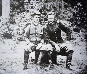 Ritratto del Tenente George A. Custer (1839-1876) (senza cappello) con il suo prigioniero di guerra Tenente Washington dell