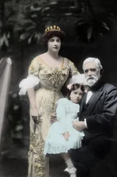 Cantante australiana Nellie Melba (1861-1931) con suo padre e una bambina non identificata. Melbourne, inizio XX secolo