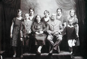 Famiglia con numerosi bambini, inizio XX secolo