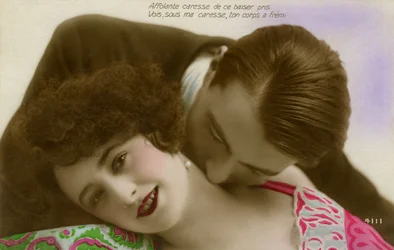 Francese che bacia una donna appassionatamente sul collo