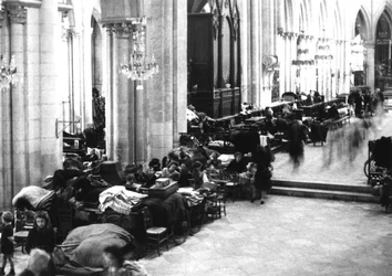 Persone che si rifugiano nella cattedrale di Caen, luglio 1944