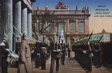 Cambio della guardia alla Neue Wache, Unter den Linden, Berlino, Germania