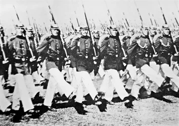 Truppe tedesche in parata davanti al Kaiser, 28 agosto 1911