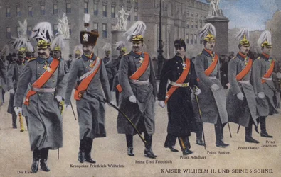 Kaiser Guglielmo II di Germania e i suoi sei figli in uniforme militare (foto colorata)