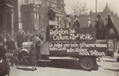 Camion imbrattato di slogan comunisti per le strade di Berlino, Germania