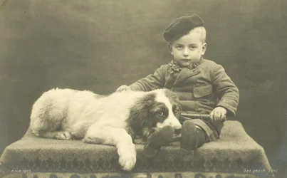Bambino piccolo con il suo cane