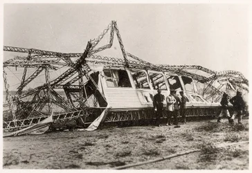 Le rovine dello Zeppelin LZ10 "Schwaben" dopo la sua distruzione il 28 giugno 1912