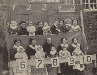 Donne e bambini della Francia del Nord occupata posano per una fotografia tedesca