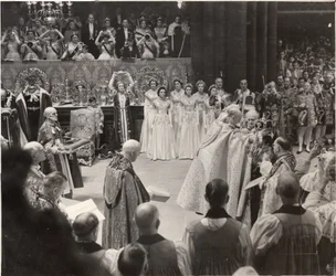 Duchessa Mary, con la sua corona in alto, rende omaggio alla Regina Elisabetta II all