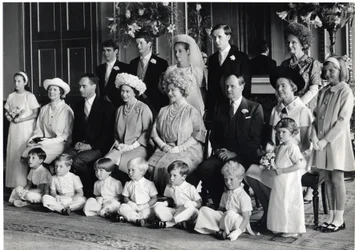 Foto di gruppo del matrimonio di Lord Hartington e Amanda con Sua Maestà la Regina e la Regina Madre, 28 giugno 1967