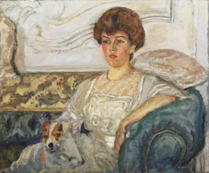 Donna su un divano blu