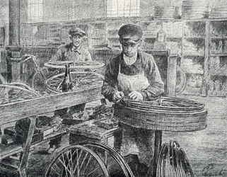 Operai che fissano i raggi ai cerchi di una bicicletta durante la sua fabbricazione. Incisione dalla collezione privata di Pierre Calmette