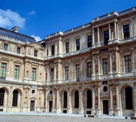 Architettura: vista del cortile quadrato al Louvre