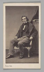 [Ritratto in studio: Eugène Delacroix seduto su una sedia]