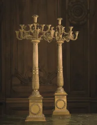 Coppia di candelabri impero a dodici bracci in ormolu, inizio XIX secolo (bronzo dorato)