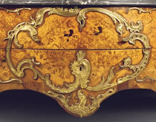 Dettaglio di una comò Luigi XV, venduta da Adrien Delorme