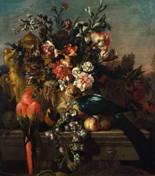 Garofani e altri fiori con pappagalli su un piedistallo