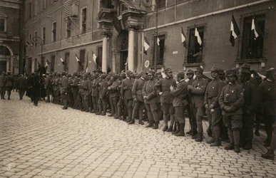 Album „Il Regio Esercito (Prima guerra mondiale)“: truppe militari in una strada della città di Ravenna, festosamente decorata con il tricolore alle finestre