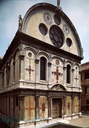 Facciata della Chiesa di Santa Maria dei Miracoli realizzata da Pietro Lombardo (1435-1515) 1481-1489 Venezia, Italia