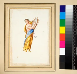 Figura drappeggiata che batte un tamburo