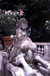 Ornamento da giardino a forma di sfinge, c.1550 (pietra)