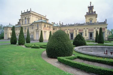 Vista esterna del palazzo e dei giardini