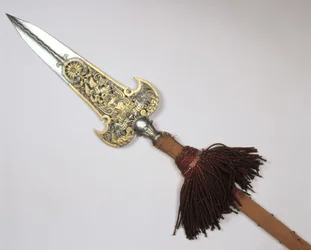Lancia della guardia del Re Luigi XIV (1638-1715) di Francia (acciaio e oro incastonato nel legno)
