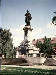 Statua di Adam Mickiewicz (1798-1855) eretta nel 1898