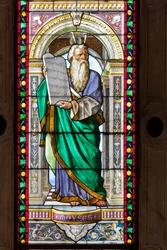 Genova, Duomo (Cattedrale di San Lorenzo), Cappella di San Giovanni Battista: vetrate di Pompeo Bertini