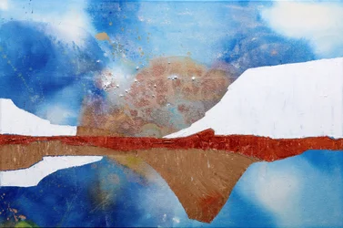 Riflesso astratto sulle montagne