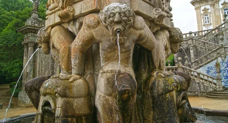 Atlanti mitici alla base di un obelisco, Lamego, Portogallo. 1738