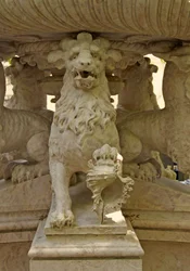 Atlanti mitici cornuti alla base di una fontana, Quinta da Regalia, Sintra, Portogallo c.1915