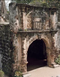 Vista della porta della fortezza Fortaleza