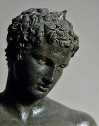 Arte greca: statua in bronzo del «giovane di Maratona» (efebo), raffigurante Ermes come atleta adolescente, attribuita allo scultore Prassitele (IV secolo a.C.), 460 a.C., dimensioni 130 cm. Atene, Museo Archeologico Nazionale (inv. 15118). Il giovane di