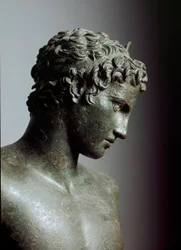 Arte greca: «Il giovane di Maratona» (efebo), statua di Hermes adolescente o giovane atleta, dettaglio - Scultura in bronzo di Prassitele (IV secolo a.C.), 330 a.C., dimensioni 130 cm - Atene, Museo Archeologico Nazionale - Giovane di Maratona (dettaglio)