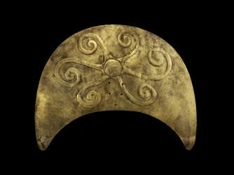 Ornamento per copricapo con sole, Moche