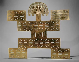 Pettorale in tumbaga fusa, da Huaca del Dragon, Caldas, Colombia, stile Tolima