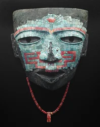 Maschera funeraria coperta da mosaico di turchese e conchiglia rossa