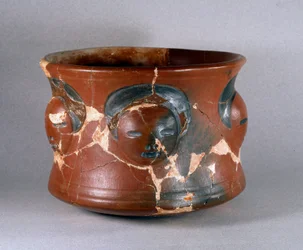 Arte precolombiana, cultura Kotosh: recipiente di terracotta con volti umani. Dim. 16,2 cm 1000 a.C.-800 d.C.