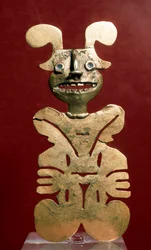 Arte precolombiana, civiltà Quimbaya (Colombia): statuetta antropomorfa in oro. 400-1400 d.C. Bogotà, Museo dell