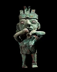 Arte precolombiana, cultura Vicús (Perù): statuetta in bronzo raffigurante un musicista. Circa 200 d.C. Lima, Museo dell