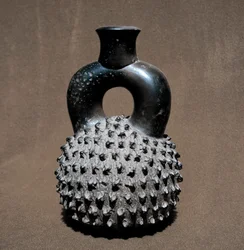 Arte precolombiana, civiltà Cupisnique: vaso a forma di scarabeo e melagrana. 300 a.C.-100 d.C. Lima, Museo nazionale di antropologia e archeologia, Perù
