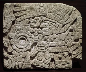 Arte precolombiana, civiltà mista: pettorale scolpito che rappresenta un personaggio riccamente vestito - da Oaxaca, Messico. Museo Nazionale di Antropologia di Città del Messico, Messico