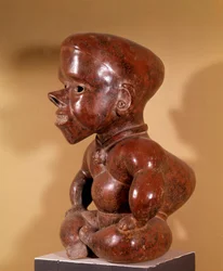 Arte precolombiana: statuetta di gobbo nudo seduto. Da Colima. Civiltà delle coste occidentali. 300-1250 d.C. Museo Archeologico di Guadalajara
