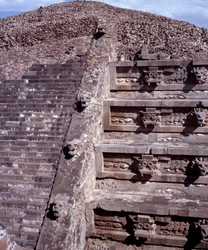 Civiltà precolombiana: vista del sito di Teotihuacan (300 a.C.-600 d.C.): il Tempio di Quetzalcoatl o Tempio del Serpente Piumato. Messico