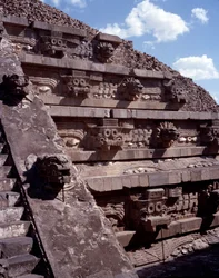 Civiltà precolombiana: vista del sito di Teotihuacan (300 a.C.-600 d.C.): il Tempio di Quetzalcoatl o Tempio del Serpente Piumato. Messico