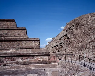Civiltà precolombiana: vista del sito di Teotihuacan (300 a.C.-600 d.C.): il Tempio di Quetzalcoatl o Tempio del Serpente Piumato. Messico